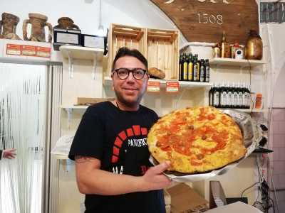 �Gli ingredienti sono per� gli stessi per tutti�, avverte il 44enne Domenico, titolare del panificio �Fiore�,  uno degli esercizi commerciali pi� antichi di Bari, aperto com�� dal 1912